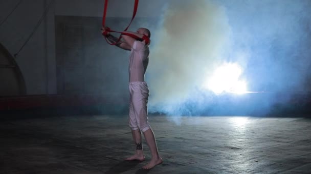 Professionele circus performer resultaat awesome stunt op het podium — Stockvideo