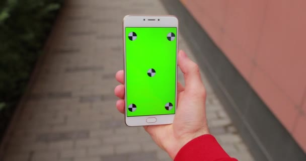 Point de vue, smartphone main tenant homme avec écran vierge marchant en ville 