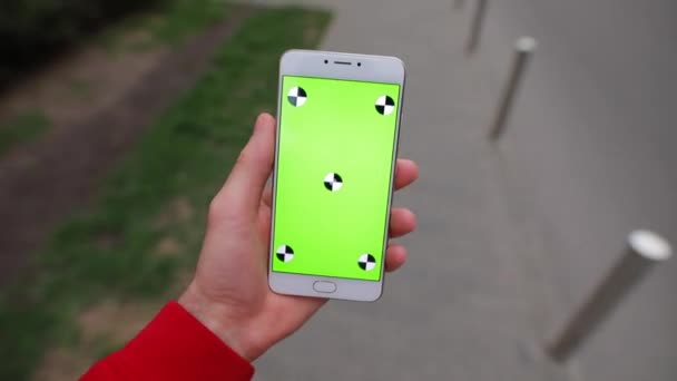 Bakış Açısı Şehirde Yürüyen Boş Ekran Ile Akıllı Telefon Tutan — Stok video
