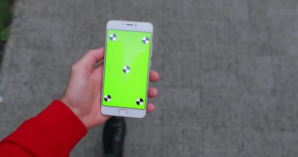 Bakış Açısı Şehirde Yürüyen Boş Ekran Ile Akıllı Telefon Tutan — Stok video