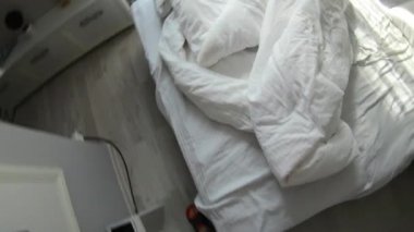 POV, adam sabah yatak yapma, battaniye kapsayan