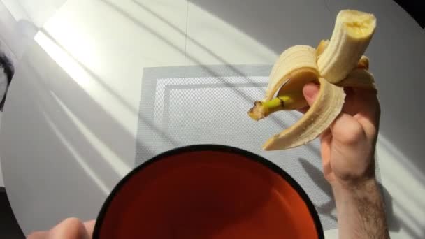 Pov, Mann trinkt morgens Tee und isst Banane — Stockvideo