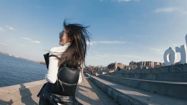 Женщина убегает в городской набережной, замедленная съемка — стоковое видео