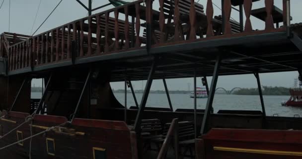 Navio pirata no porto — Vídeo de Stock