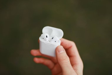 Bir erkek el kablosuz earbud kulaklıklar
