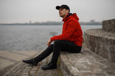 Kablosuz earbud kulaklıklar adam dinleme müzik