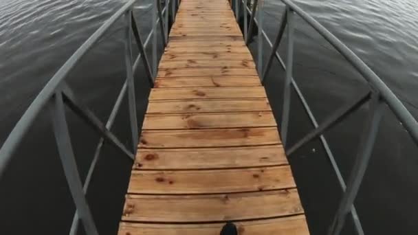 POV, man går på en brygga av flod brygga — Stockvideo