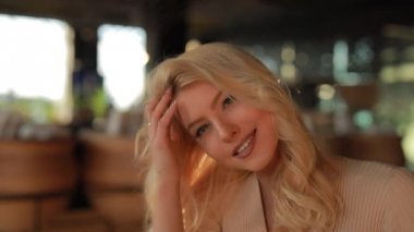 Seksi çekici kadın dokunmadan saç kafede oturan bana bakıyor, flört ve cilveli