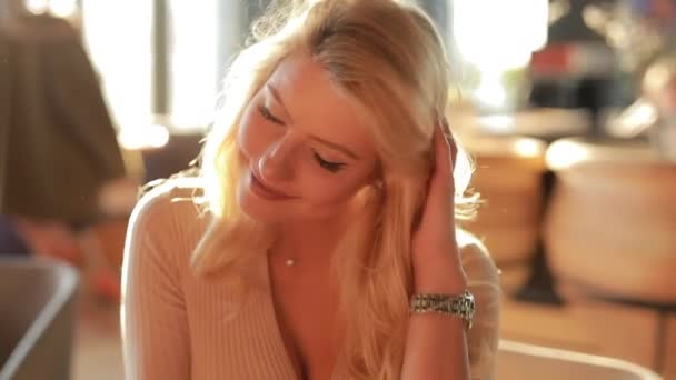 Güzel seksi kadın gülümseyen portre içinde Cafe bana bakarak yavaş hareket, çekici güzel Bayan — Stok video