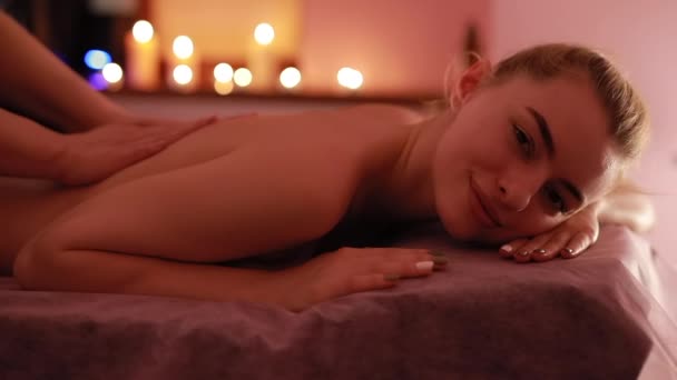 Procedura di trattamento di massaggio nel salone di bellezza. Benessere, cura della pelle . — Video Stock