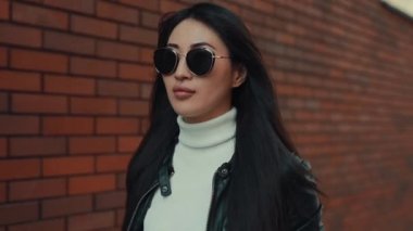 Asya kadın Walks boyunca şehir içinde gözlük
