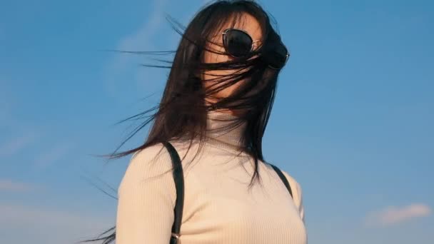 Viento soplando mujeres cabello, cielo fondo — Vídeos de Stock