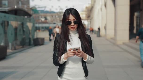 Femme asiatique en utilisant l'application dans le smartphone en ville — Video