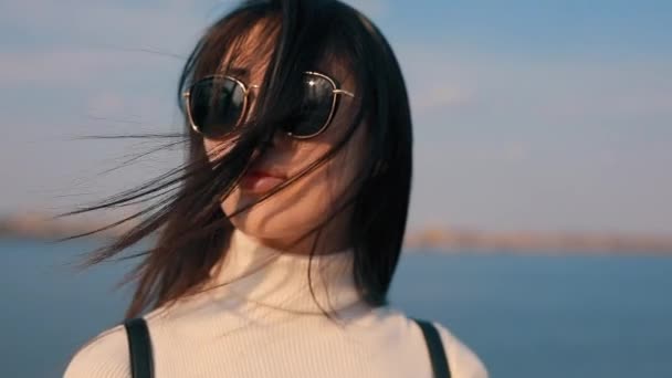風吹いている女性の髪、空の背景 — ストック動画