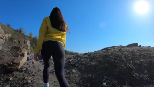 Caminante mujer ir a la cima de la montaña, disfrutar y levantar las manos — Vídeos de Stock