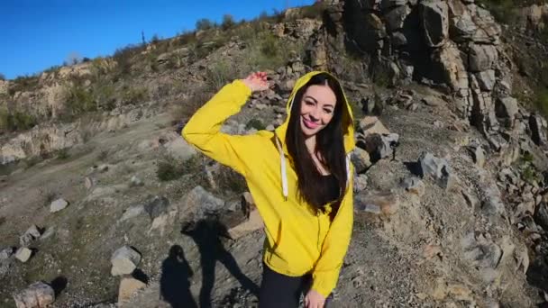 POV, pareja despreocupada choca los cinco de pie en la cima de la montaña — Vídeos de Stock