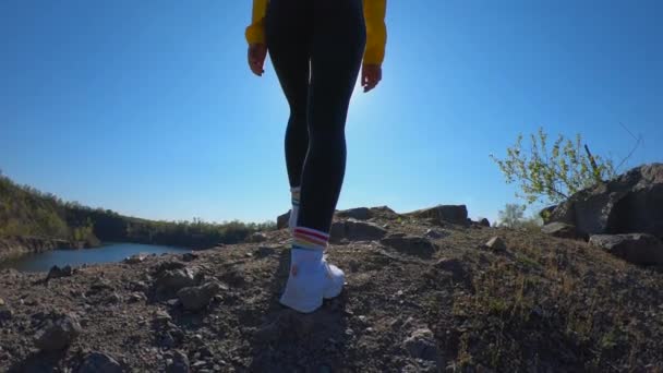 Super slow motion av vandrare kvinna går till toppen av berget, åtnjuter och höja händerna — Stockvideo