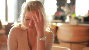 Güzel seksi kadın gülümseyen portre içinde Cafe bana bakarak yavaş hareket, çekici güzel Bayan