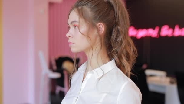 Hermosa chica demostrar su extraño maquillaje de primavera brillante — Vídeo de stock