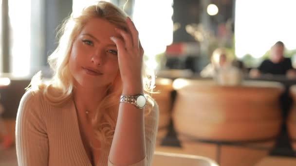 Jolie femme sexy souriant portrait, la tête appuyée sur les mains — Video