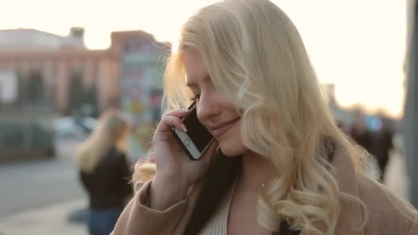 Mujer hablando por teléfono en la ciudad — Vídeos de Stock