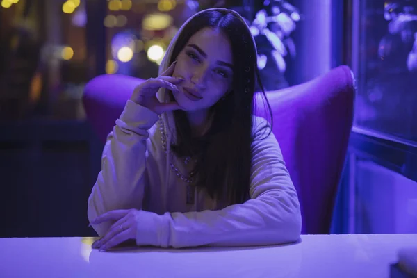 Vakker kvinne som sitter på nattklubb – stockfoto
