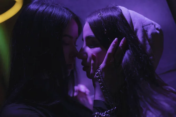 Bir gece kulübünde iki kız öpüşür