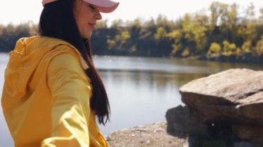 Beni takip et Pov, doğada el ele tutuşan çift turistler.
