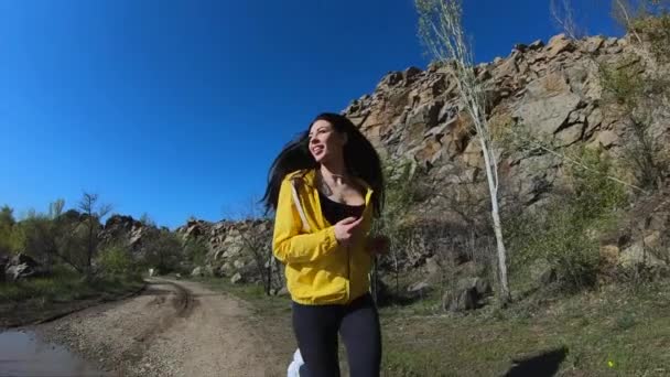 Fitness vrouw draait op de natuur, berglandschap, Slow Motion — Stockvideo