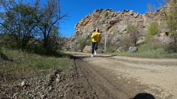 Fitness mujer corriendo en la naturaleza, paisaje de montaña, cámara lenta — Vídeos de Stock