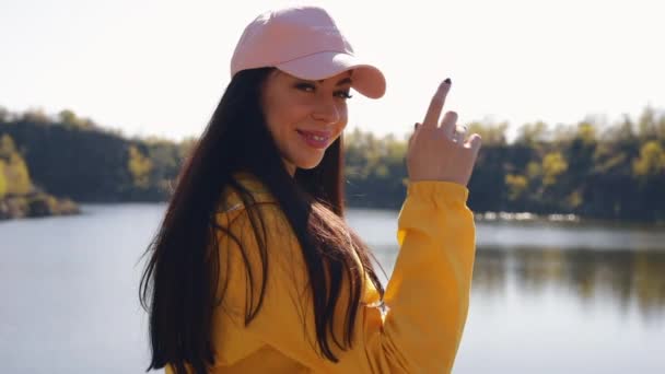 Vrouw toerist in gele jas genieten van rust op de natuur — Stockvideo