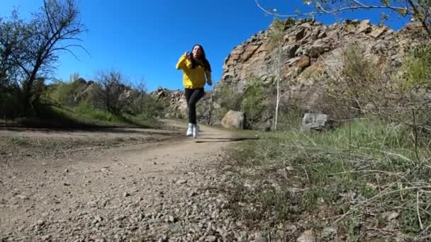 자연, 산 풍경, 슬로우 모션에서 달리는 피트니스 여성 — 비디오