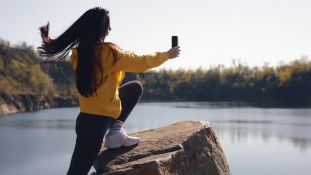 Női turista szelfit készít a természetről — Stock videók