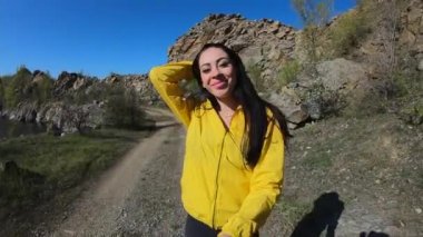 Beni takip et Pov, doğada el ele tutuşan çift turistler.