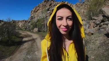 1 kişi görünümü, kadın turist dilini gösteren bir doğada eğlenin