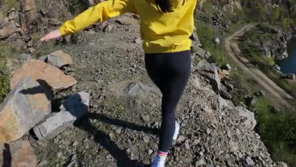 Mujer excursionista subiendo a la cima de la montaña, vista trasera — Vídeos de Stock