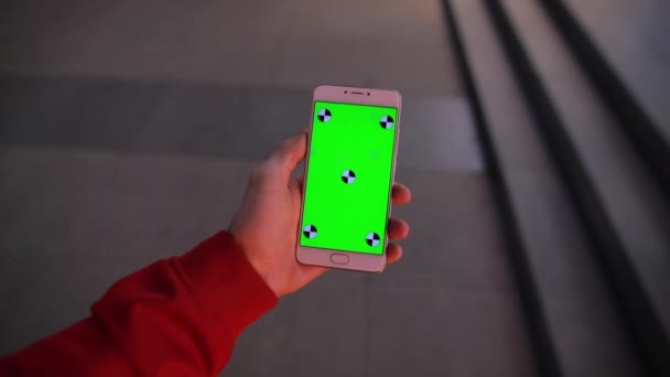 Vista en primera persona, pantalla en blanco del teléfono inteligente en mano masculina caminando por la ciudad nocturna — Vídeos de Stock