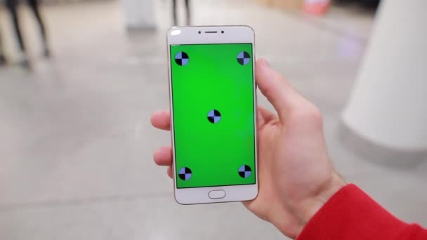 1 pessoa vista, usando tela verde em branco do smartphone em um shopping, mockup — Vídeo de Stock