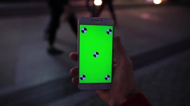 1e persoon weergave, met behulp van leeg scherm van smartphone zittend in Night City, mockup — Stockvideo