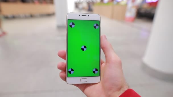 1 pessoa vista, usando tela verde em branco do smartphone em um shopping, mockup — Vídeo de Stock