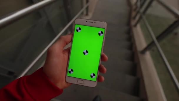 Вид от 1-го лица, чистый зеленый экран смартфона с мужской рукой — стоковое видео