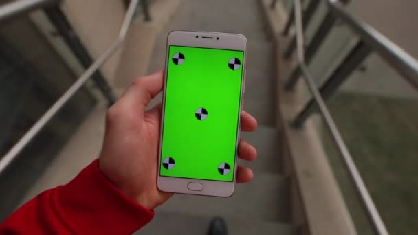 1. pohled na osobu, prázdná zelená obrazovka smartphone se samci rukou — Stock video