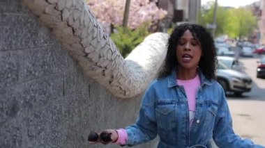 Şehirde dans eden bir kadın eğlen.