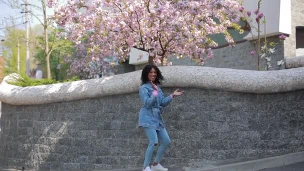 Mujer bailando en una ciudad — Vídeos de Stock