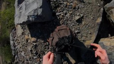 Pov, yürüyüşçü adam turist çantaalmak ve doğada gitmek