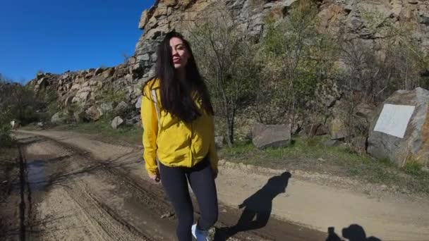 Mujer bonita divirtiéndose caminando en la naturaleza — Vídeo de stock
