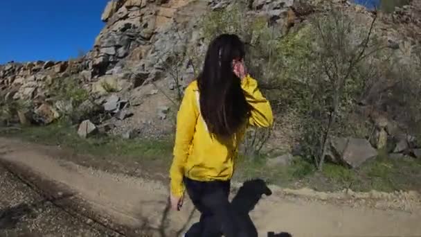 Mulher bonita se divertindo andando na natureza — Vídeo de Stock