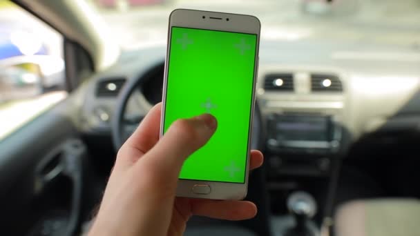 Scorri e tocca lo smartphone con schermo vuoto in un'auto — Video Stock