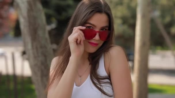 Mulher bonita em óculos rosa — Vídeo de Stock