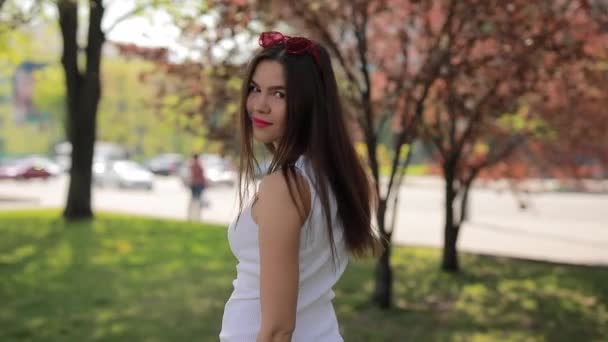 Happy woman in city park enjoys a summer day — Stock Video